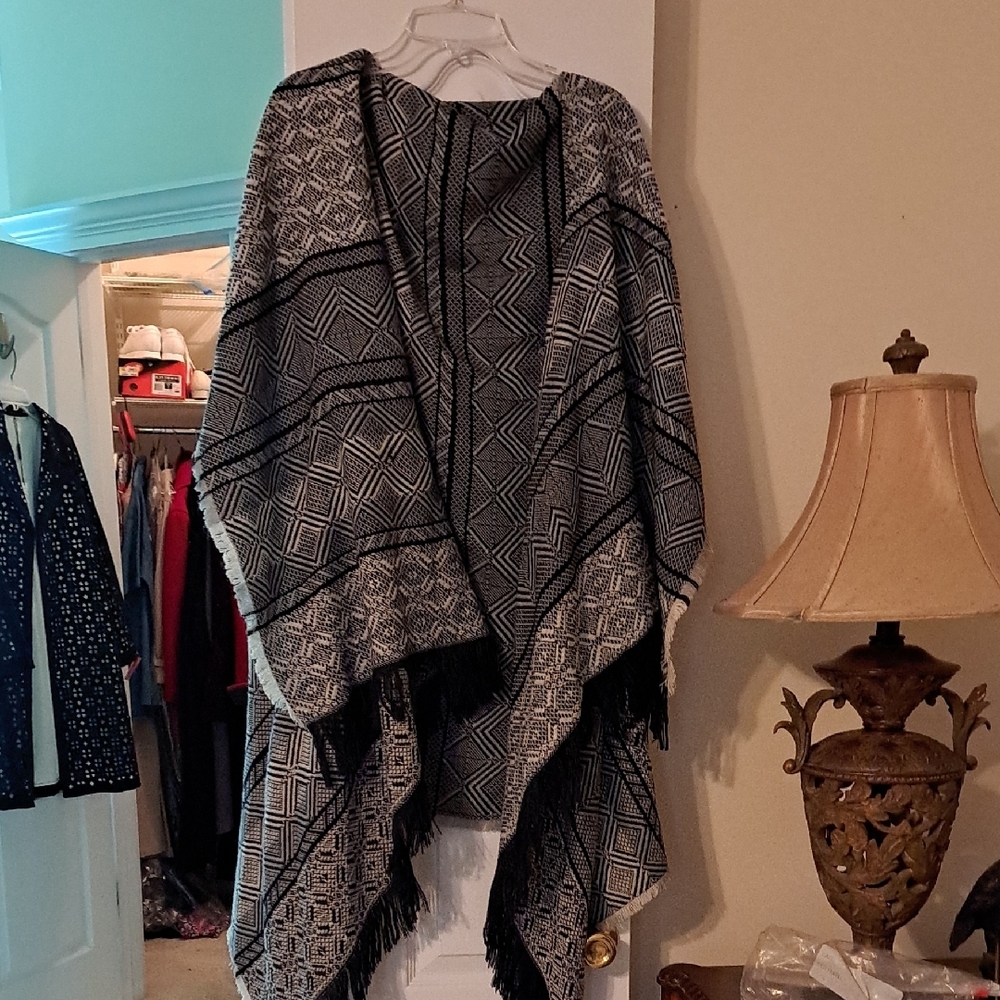 Source Unknown Black And White Geometric Wrap - image 1